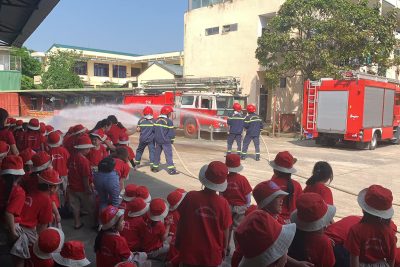 Hoạt động ý nghĩa cho các con, trang bị cho các con kiến thức về phòng cháy, chữa cháy. Các con rất vui và phấn khởi!