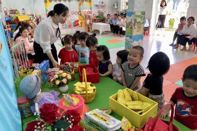 Hoạt động hăng say trong giờ học của các bé!