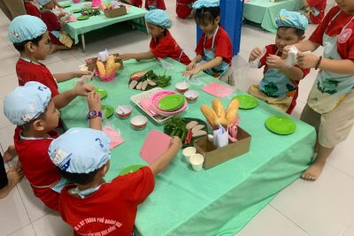 Các bé lá 3 thử làm đầu bếp! Trải nghiệm thích thú của các con. Tự làm, tự thưởng thức sản phẩm của mình làm ra????