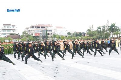 Sáng nay các con tham gia dự Lễ ra quân đảm bảo an ninh, trật tự của các chú công an!Cũng chào cờ, hát quốc ca, ngồi ngay ngắn và được xem các chú biểu diễn võ thuật! trải nghiệm cho các con mỗi khi Quảng trường có sự kiện