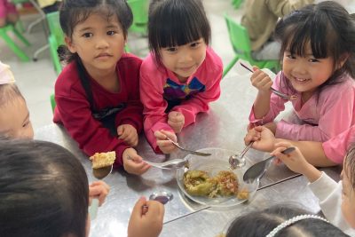 Hoạt động gói bánh chưng của các bé Khối Chồi